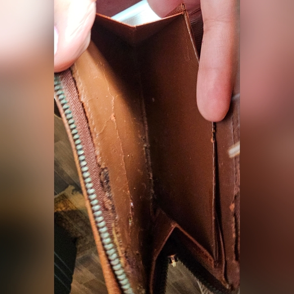 Louis Vuitton Monogram Wallet Authentic Logo GUC minor callouts in coin pouch - Picture 14 of 16